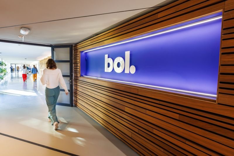 Голландская ассоциация потребителей против Amazon и Bol: борьба с ложными скидками