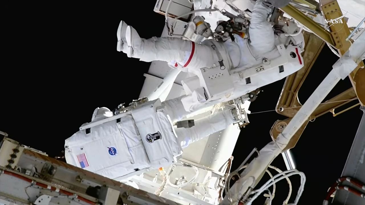 NASA завершает установку новых солнечных массивов на МКС