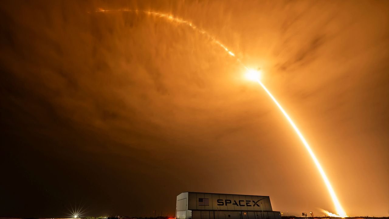 SpaceX продолжает покорять орбиту: два запуска Starlink за один день