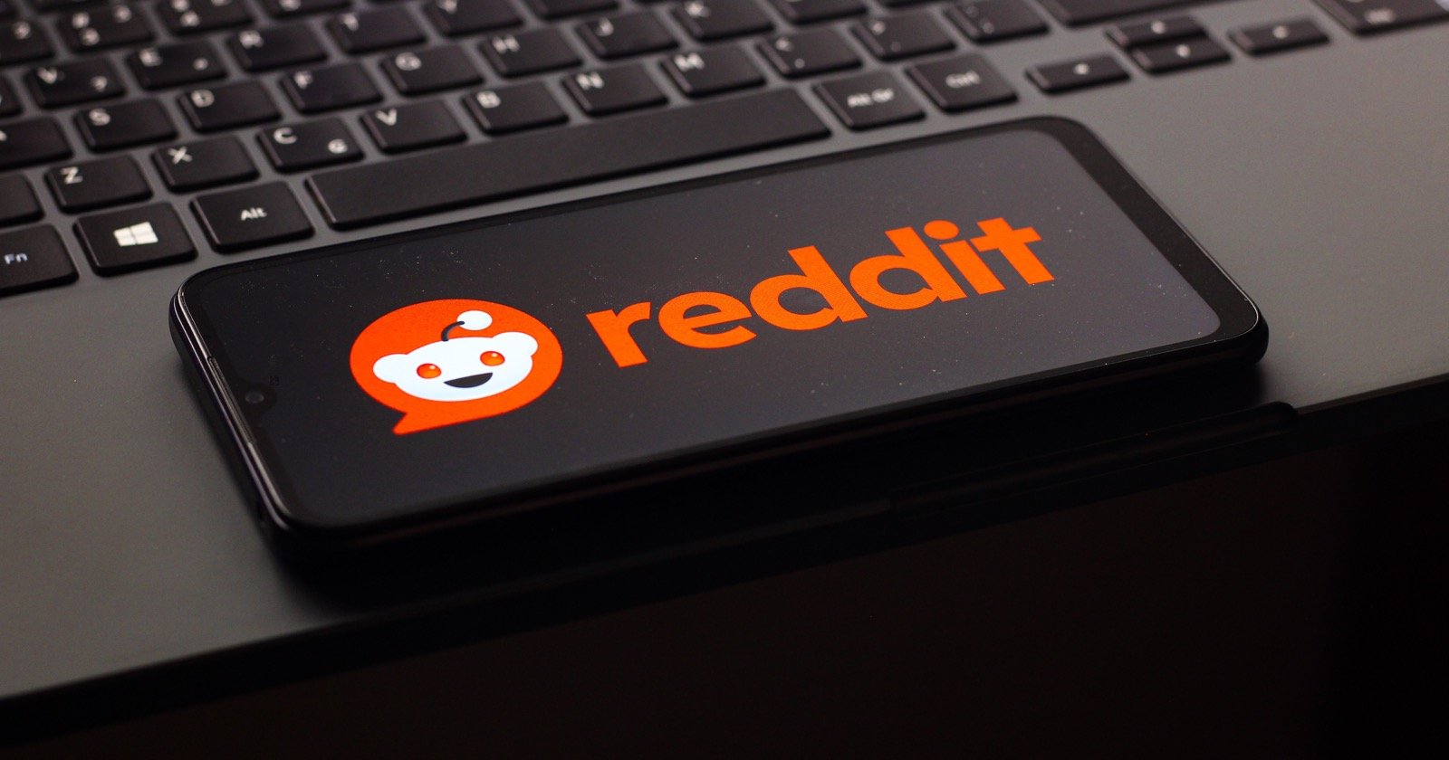 Снижение трафика Reddit: как AI Google влияет на поисковые рефералы